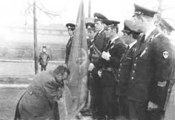 Командир 10 отб гв. подполковник А. Н. Алексеев прощается со Знаменем.