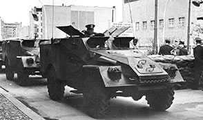 >Советский караул, следующим в Тиргартен на БТР. КПП «Чарли».