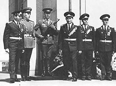 Рядовой И. Щербак (с автоматом) на посту № 1 в Тиргартене после излечения.