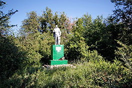 Братская могила за бывшей школой.