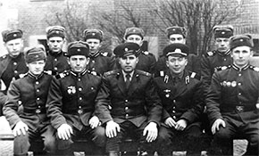 Механики-водители перед отправкой в Германию, Новочеркасск, 1961 г. В центре ст. л-т А. П. Мельников.