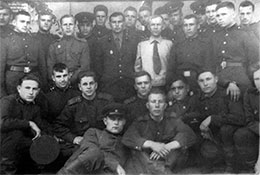 Механики-водители 2 тр 53 отб: Саблин, Ковальчук, Бирюков, Гаркуша и др. В центре – ком. роты к-н В. Сковердяк. Округ Потсдам, Дальгов-Дёбериц, 1961 г.