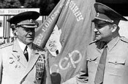 Лелюшенко Д. Д. и командир 6 гв. мсд гв. полковник Дорофеев А. А. у Боевого Знамени 68 гв. тп.