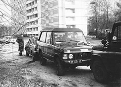 Английский джип заблокирован на территории бригады