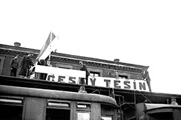 Замена поляками чешского названия Тешина на польское на городском ж. д. вокзале.