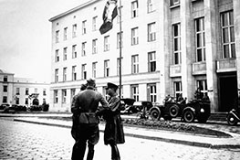 С. М. Кривошеин и танки передового батальона 22.09.1939 г. до начала церемонии.