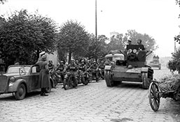 Советские танки на ул. Унии Любельской до прохождения немецких войск.