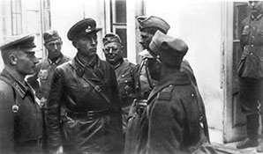 Помначштаба 29 лтбр капитан И. Д. Квасс (в кожанке) и командир 2 батальона подполковник Г. Леммель (справа в пилотке).