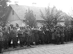 Немецкий и советский оркестры.