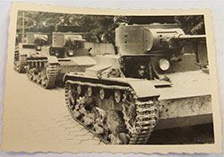 Грязь на ходовой части танка.