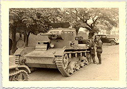 Грязь на ходовой части танка.