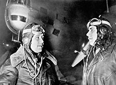 Командир Особой группы полковник Н Е. Преображенский (слева) и флагманский штурман капитан П. И. Хохлов.