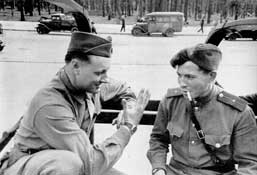 Американский и советский военнослужащие заключают сделку.