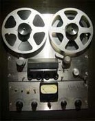 Один из магнитофонов, использовавшихся для записи.