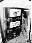 Дверь в тоннель с маскировочными надписями.