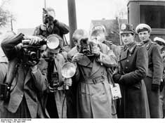 Журналисты у тоннеля.