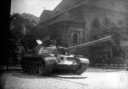 Танки 5 тр 10 отб у костела.