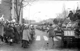 Колонна танков 10 отб на Герман Дункер-штрассе.