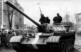 Белые полосы – опознавательный знак советской бронетехники.