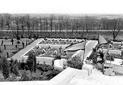 Последние приготовления. Осталось выровнять надгробья.