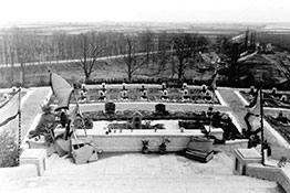 Последние приготовления. Осталось выровнять надгробья.