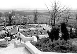 Последние приготовления. Осталось выровнять надгробья.