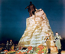 Почетный караул у памятника.