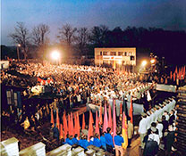 Выступает ансабль ННА ГДР им. Э. Вайнерта.