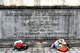 Памятная доска на фасаде главной лестницы, наши дни.