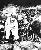 Художник В. Геванд работает над диорамой.