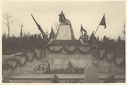 Памятник готов к торжественному открытию.