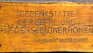 Деревянная доска у входа в музей.