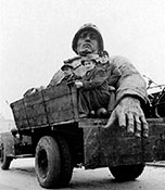 Транспортировка гипсового фрагмента памятника. Фото П. Кюрлиса.