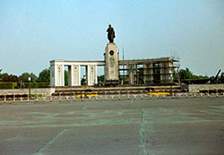 Начало работ по реконструкции мемориала в Тиргартене, 1965 г.