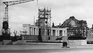 Строительство мемориала, 1945 г.