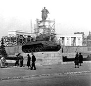 Строительство мемориала, 1945 г.