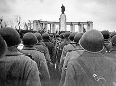 Войска в ожидании парада.