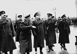 Маршал Г. К. Жуков на открытии мемориала в Тиргартене 11 ноября 1945 г.