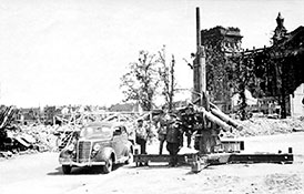 Поиск места для памятника. На лафете сидит В. А. Беручан.