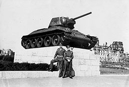 Восточный танк Т-34 с красной звездой на башне, 1946 г.