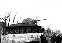 Восточный танк Т-34 с красной звездой на башне, 1946 г.