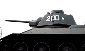 Белые звезды на танках после реставрации 2014 г.