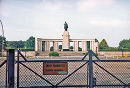 Участок ул. 17 июня, огороженный решеткой, 1975 г.