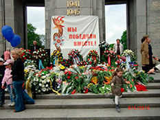 Белые звезды на танках после реставрации 2014 г.