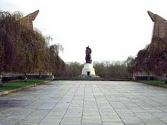 Главная аллея мемориала, ноябрь 2010 г.