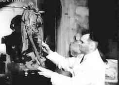 Е. Вучетич работает над макетом памятника.