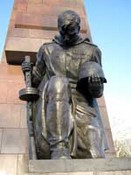 Скульптура коленопреклоненного воина.