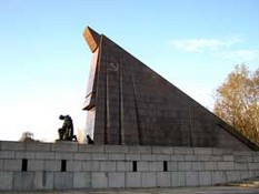 Правое гранитное знамя.