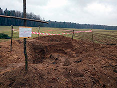 Временный крест на месте раскопа.