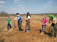Поисковики вместо трактора.
